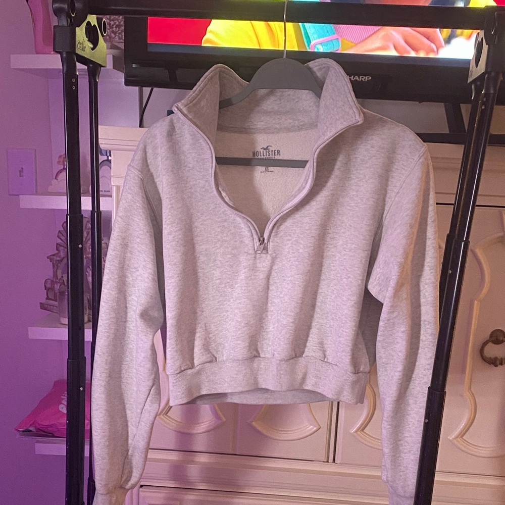 Hollister Women's Light Gray Cropped Sweatshirt